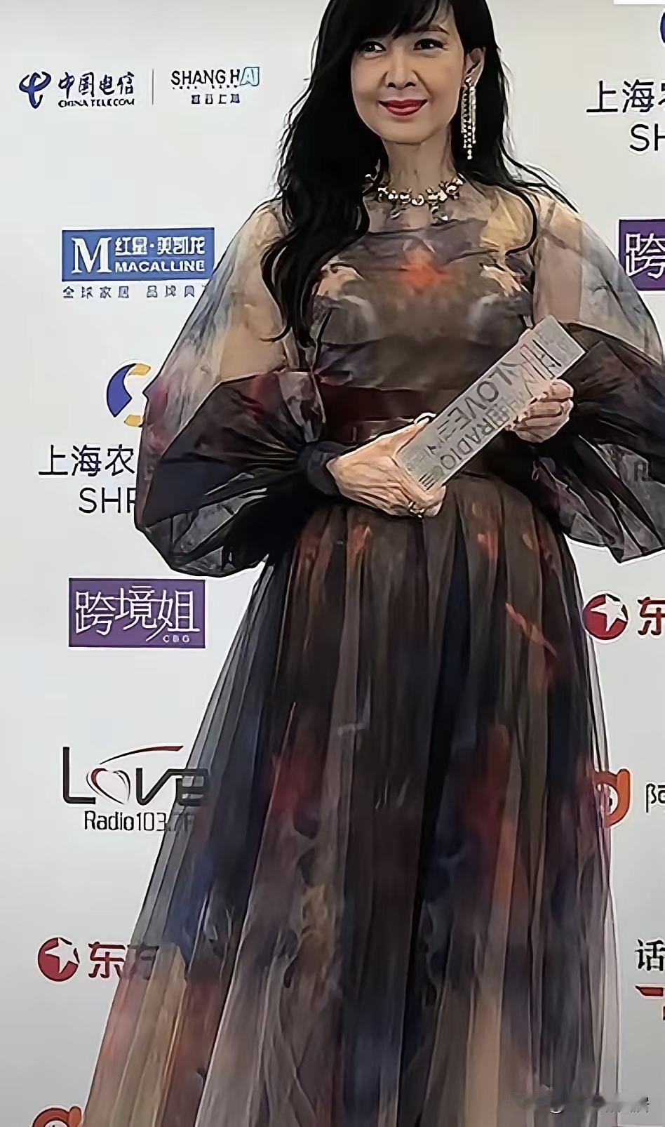 哎！“女神”怎么变成这般模样了？这造型、这衣品、这品味，真是一言难尽啊！
55岁