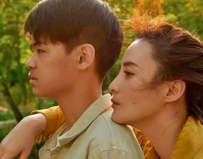 我的老天爷，这确定是大美女蒋勤勤的儿子？

长相和妈妈蒋勤勤不是没沾边，可以说是