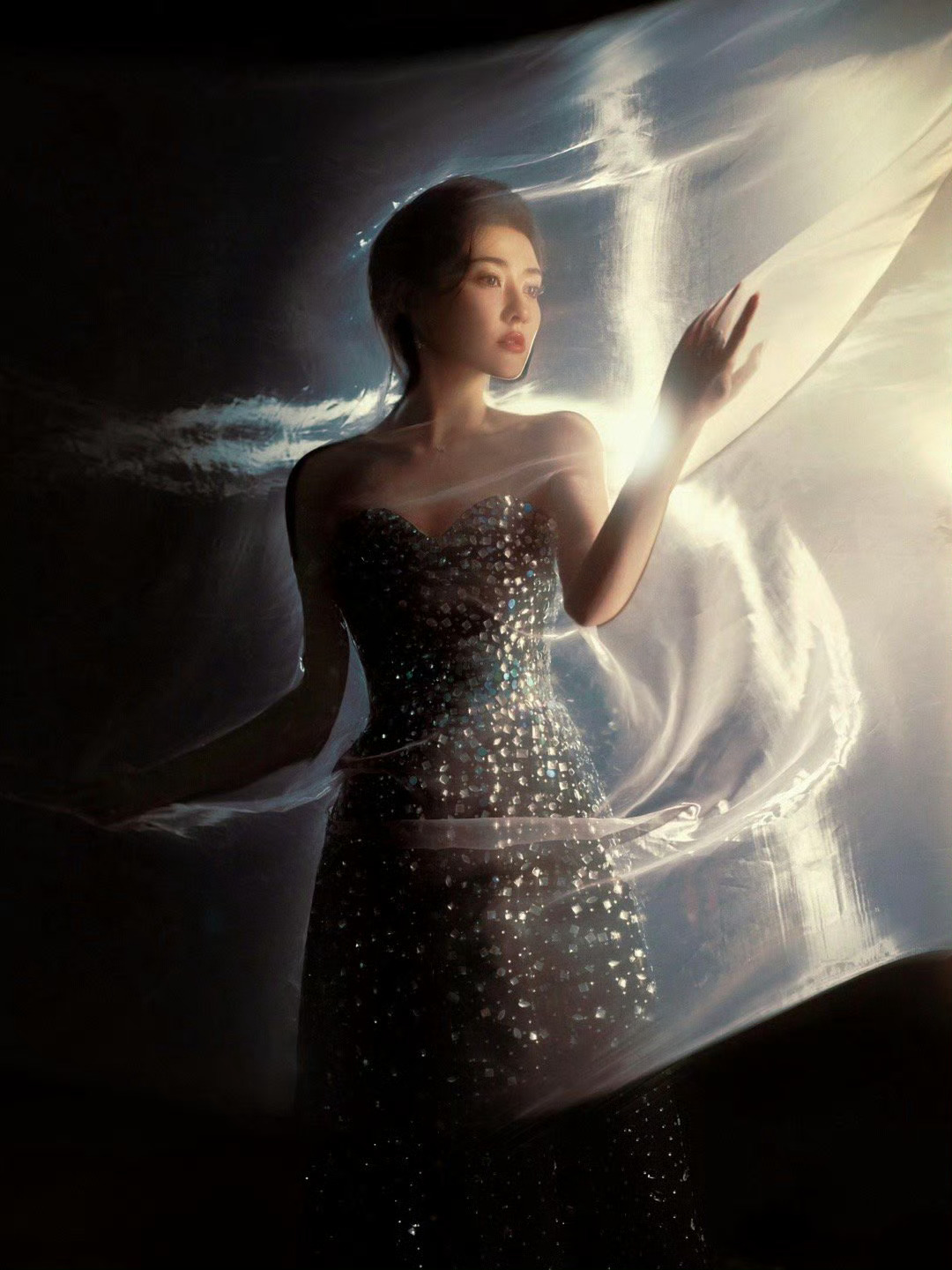 梁洁这身一眼惊艳，像是从银河里走出来的仙女。 