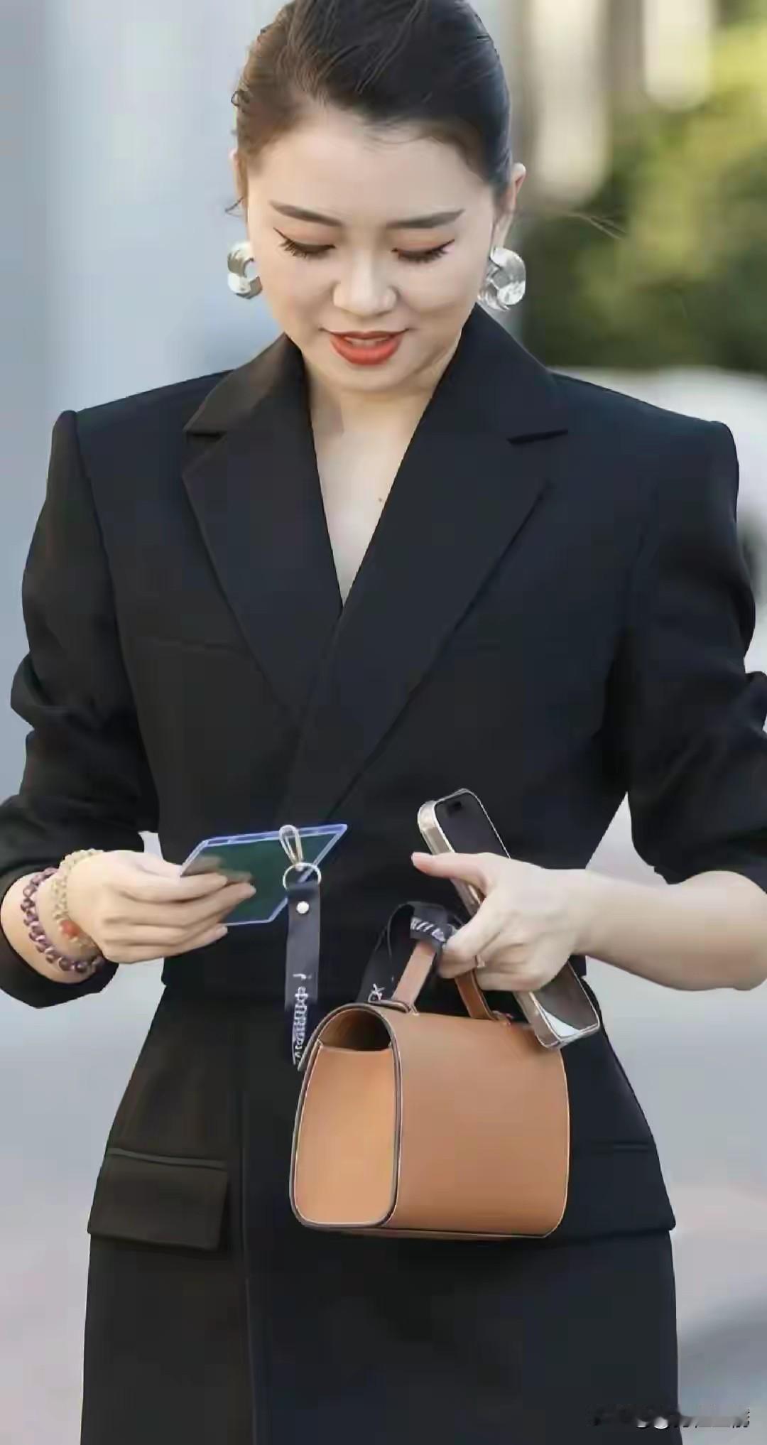 职场女性穿搭指南：优雅黑色西装搭配时尚棕色手提包，尽显干练气质！