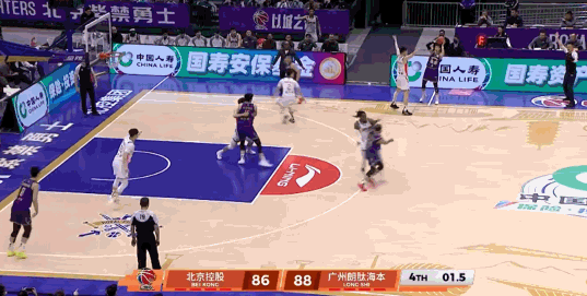 北控男篮vs广州男篮 里勒牛掰呀，把绝境中的北控拯救了过来，这绝杀让整个主场沸腾
