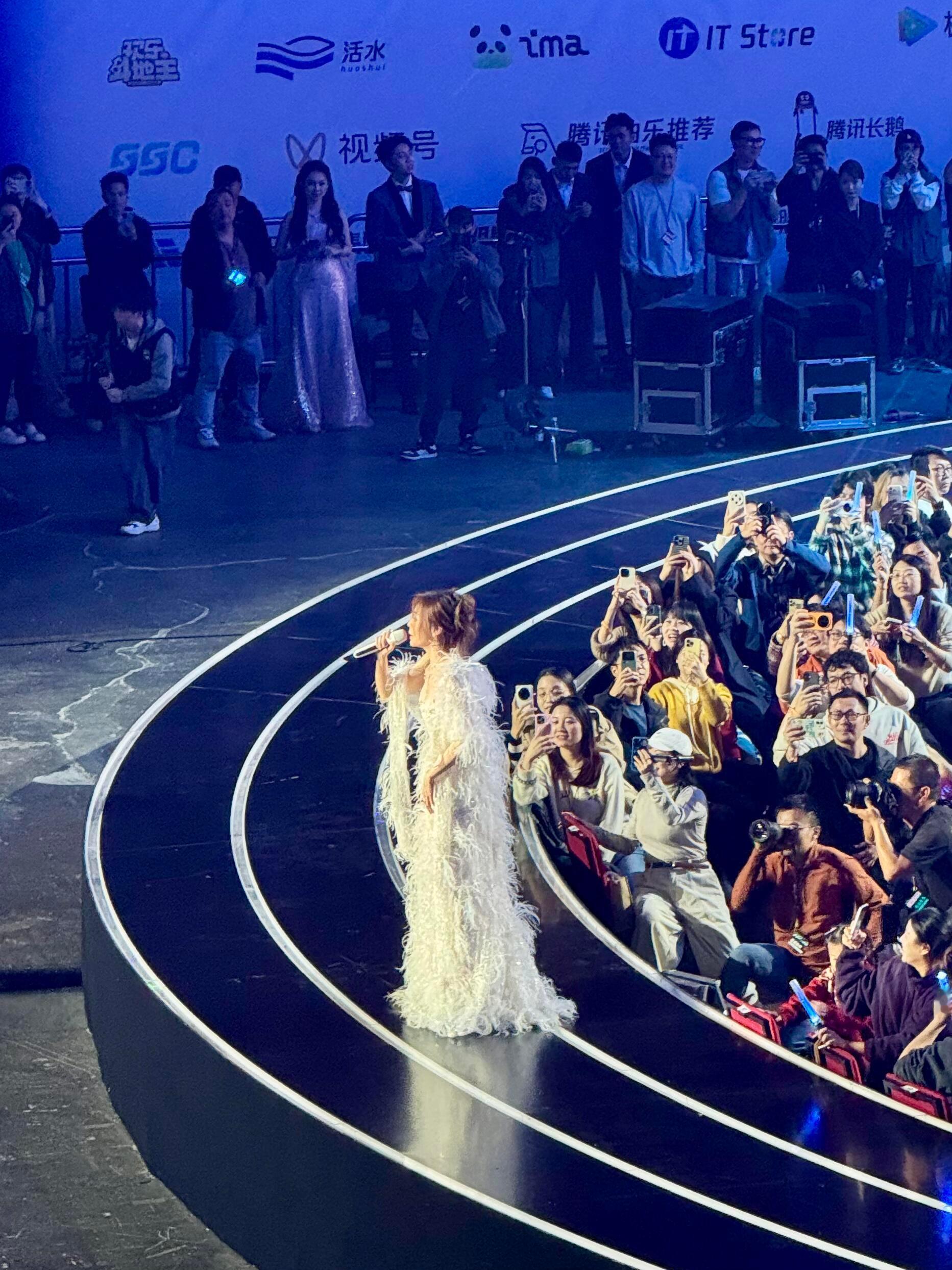 是谁同时拥有美女靓颖和蠢萌小鹅 