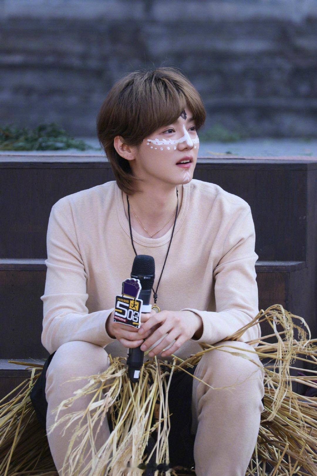 鹿晗摔跤秒被 KO哈哈哈哈哈 鹿晗泥潭摔跤被秒 KO，不是实力不行，更多是对手体