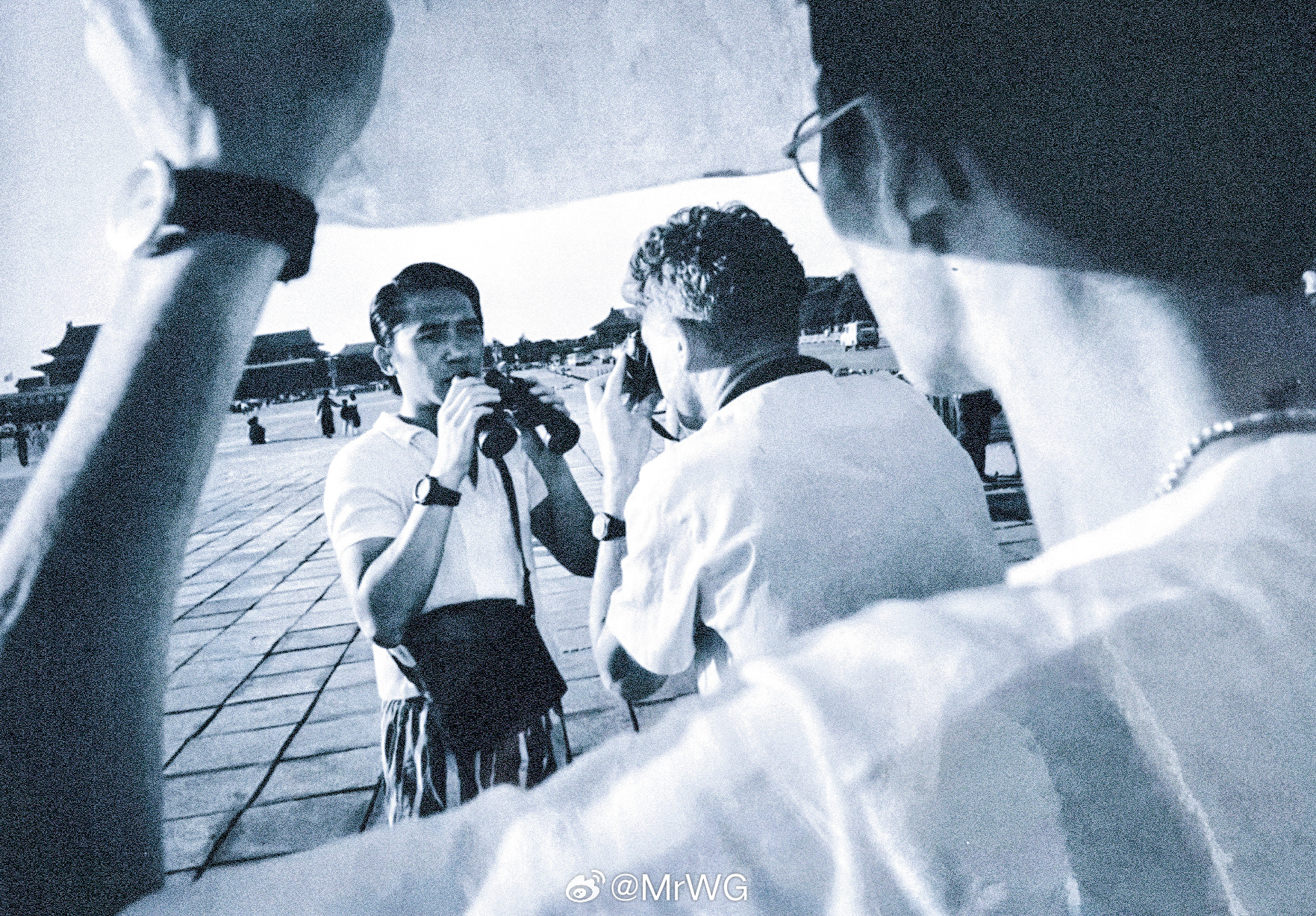 梁朝伟搭乘花絮去幕后 梳着分头、身穿白衬衣、条纹短裤、拿着望远镜的梁朝伟梁朝伟 