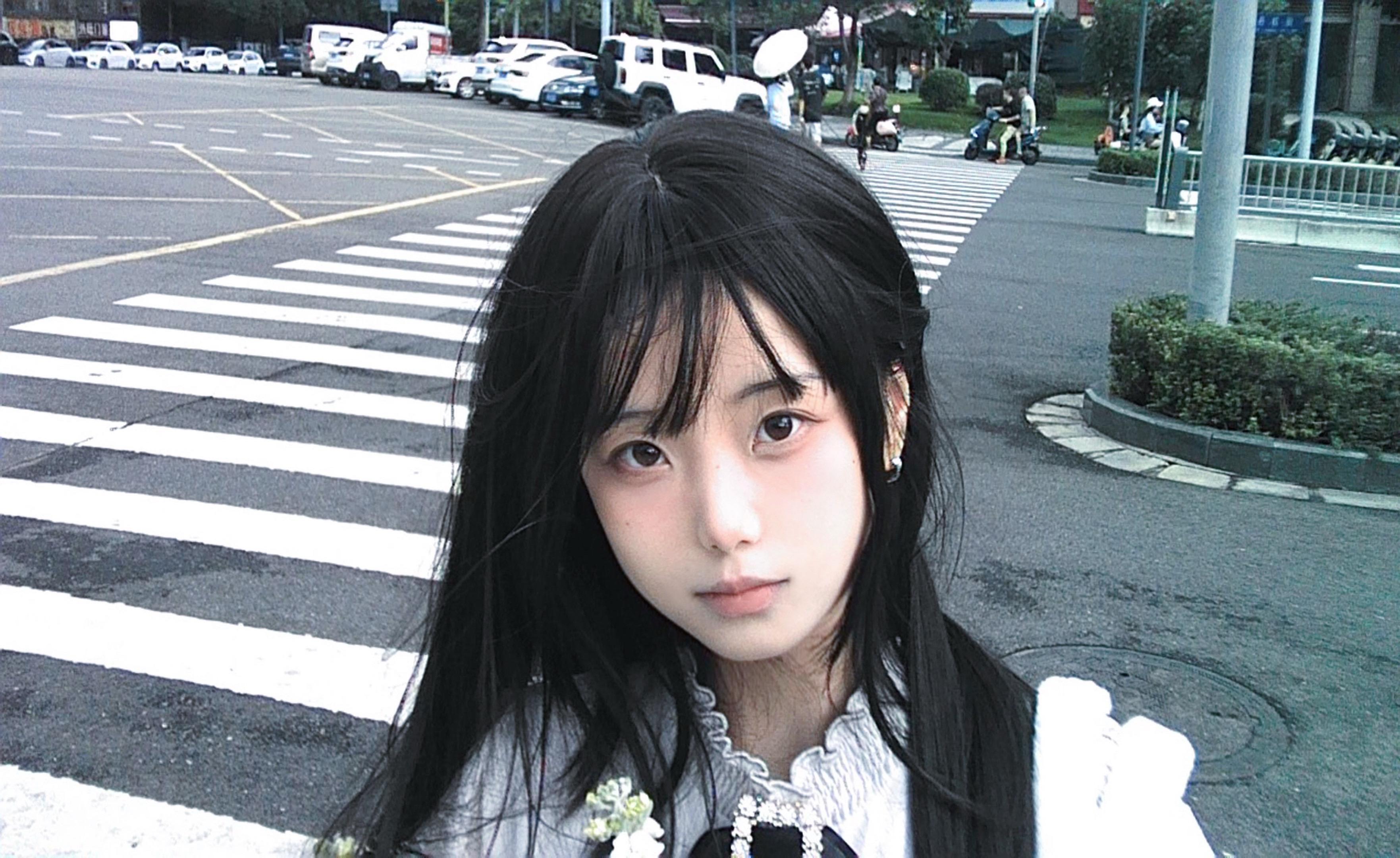 她不会发福老去，她永远穿着小白裙站在我的回忆里