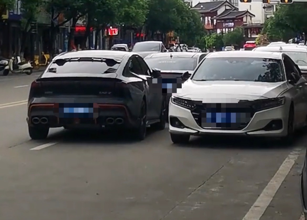 6月13日，网友反映：玉林真某阁路变成了汽车停车场。 玉林