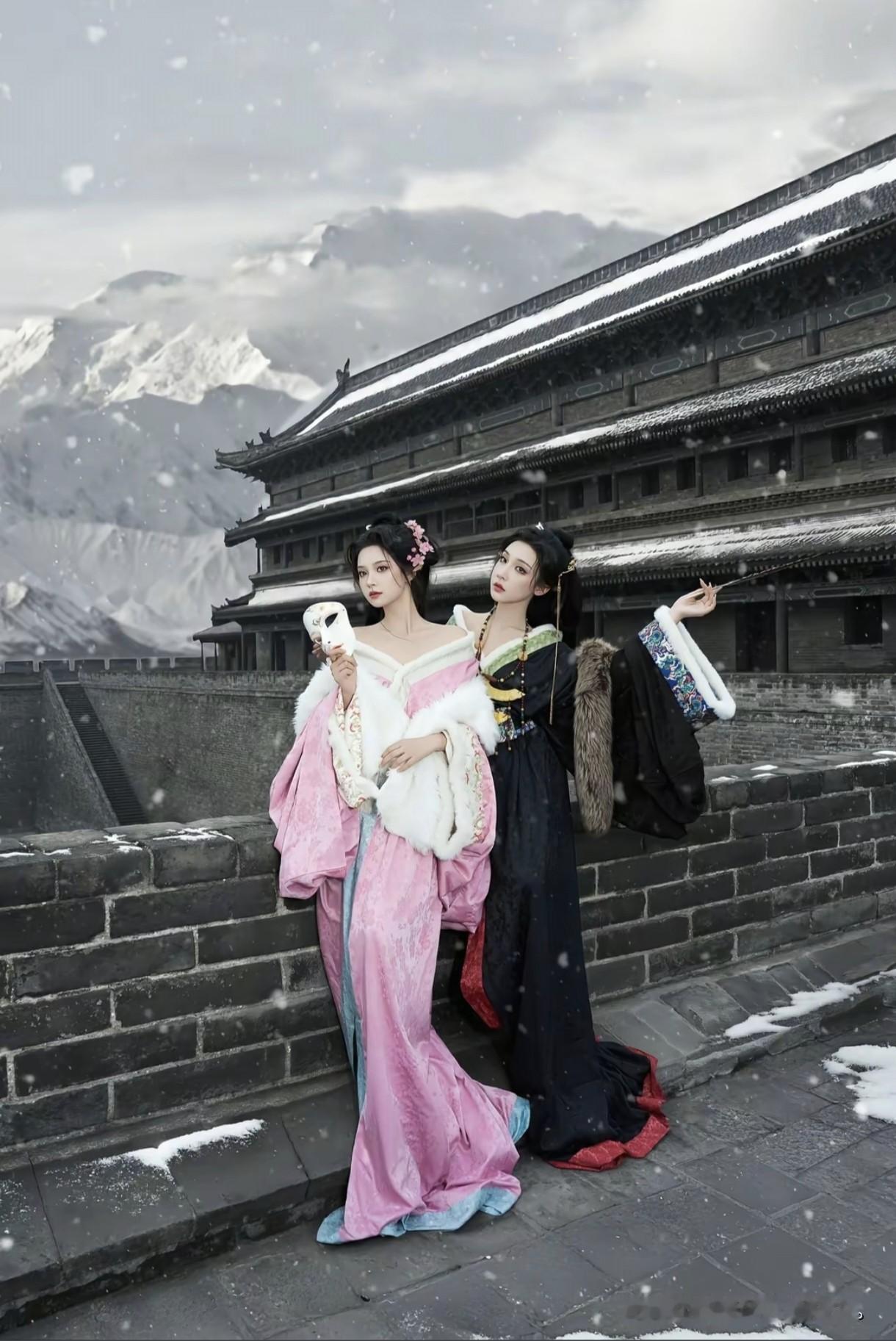 像是从山水画里走出的仙子。
身畔是碧波荡漾的江水，
身后是连绵起伏的青山。
不需