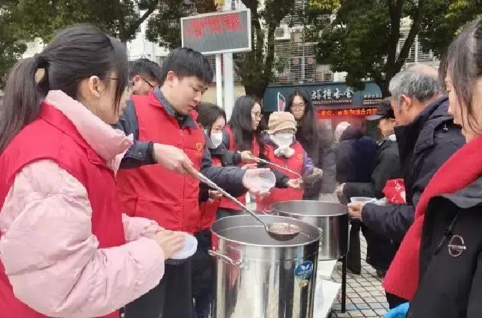 1月26日早上，湖北荆门掇刀区武圣苑小广场热闹非凡。寒风里飘出阵阵粥香，几口大锅