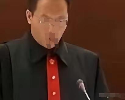 左边的这位法官火了好多年，到现在还在被大家“津津乐道”。
右边的这位法官，才刚刚