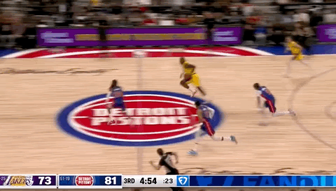 连演都不演了！裁判牛逼！活塞各种犯规不吹，吹里夫斯违例！另外，詹姆斯这球不是2+
