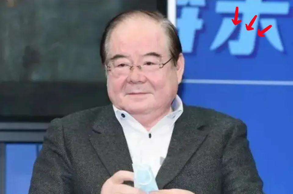 说郑丽文用李乾龙是“反世代交替”？这格局也太小了！詹江村一句话点透：找个年轻小编