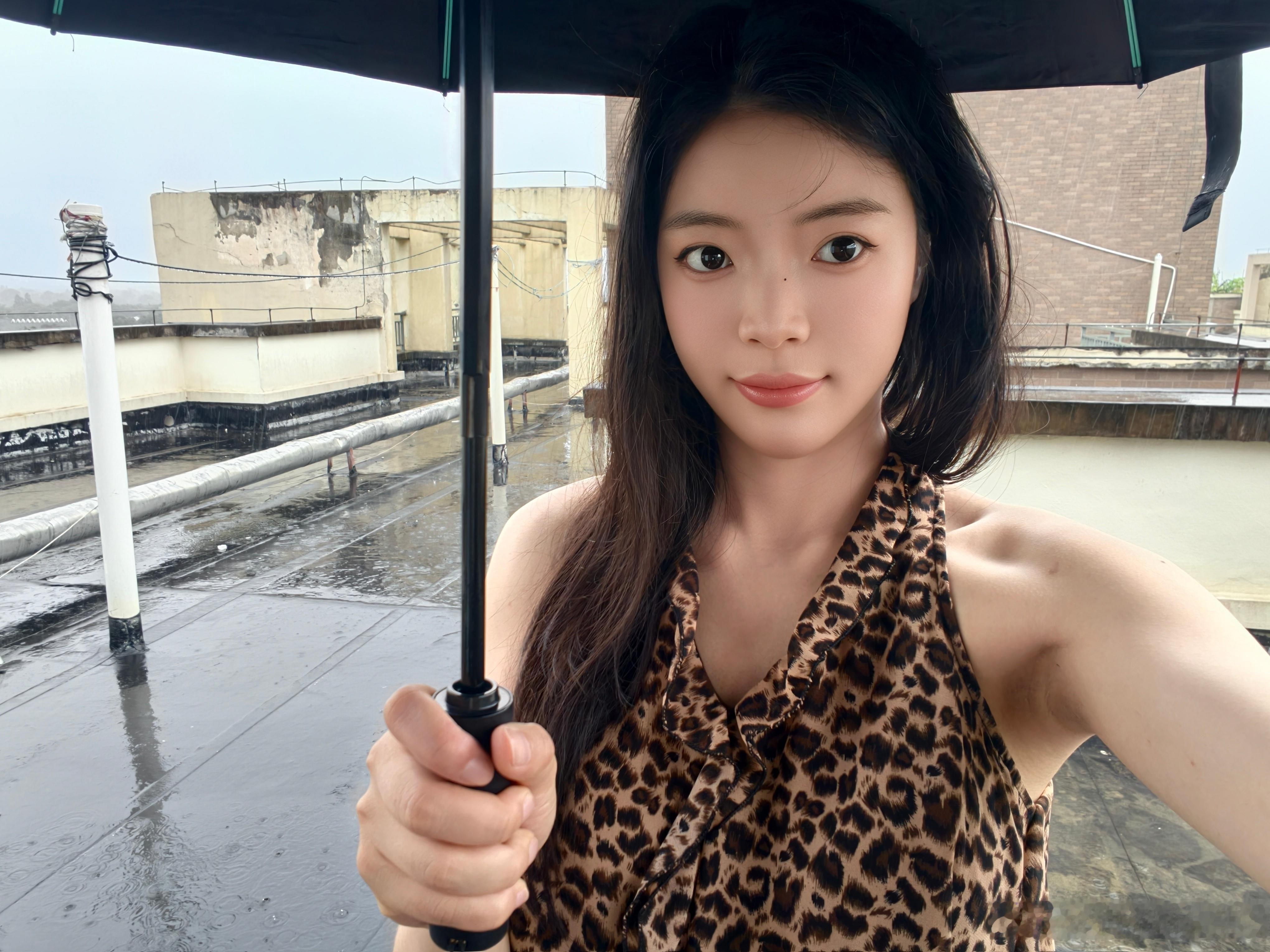 刚画个妆准备出去玩居然下这么大的雨天塌了