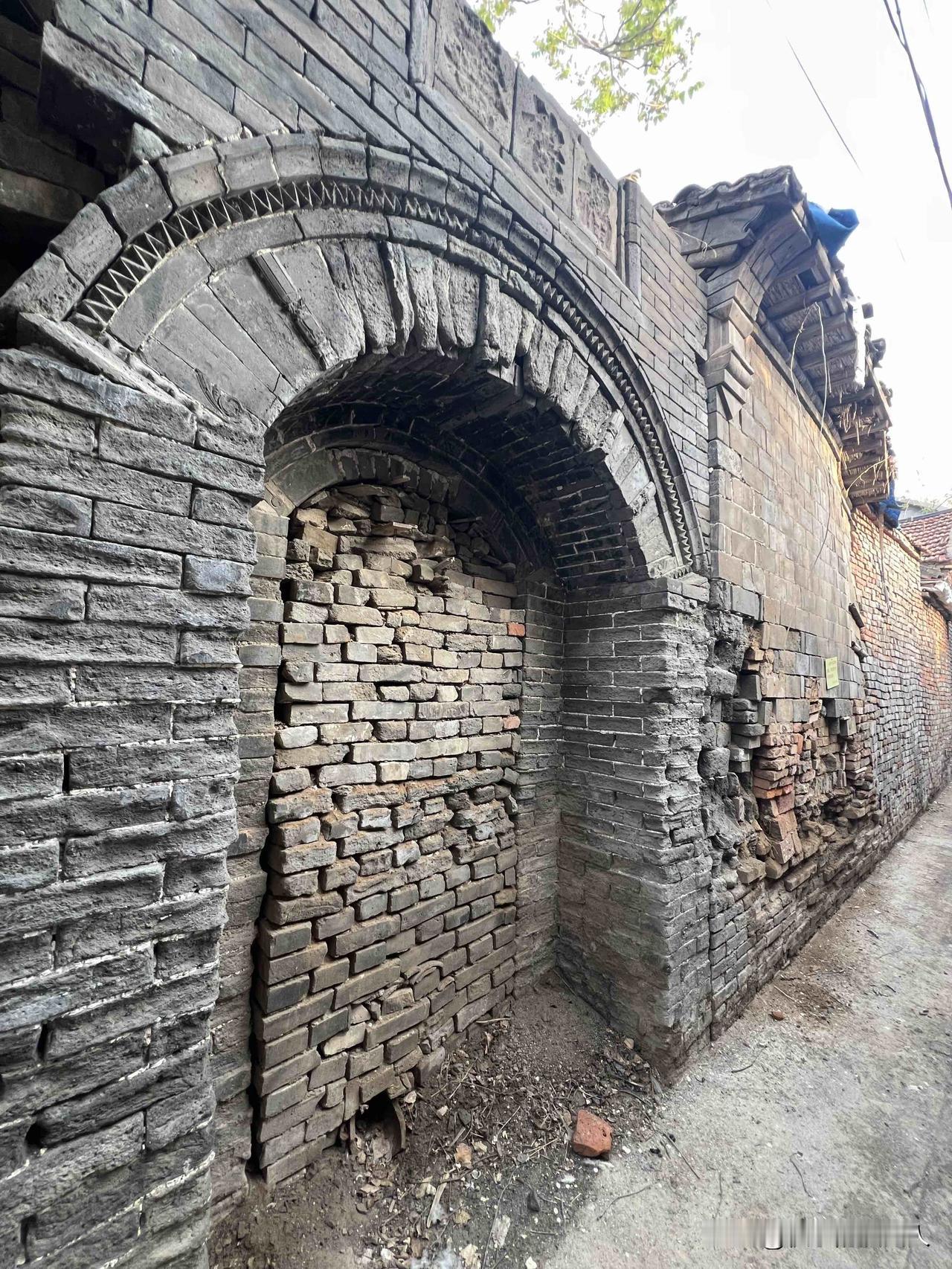 山东滨州经济技术开发区杜店街道西李家村的一户人家的房子，青砖的，门框上的有福禄寿