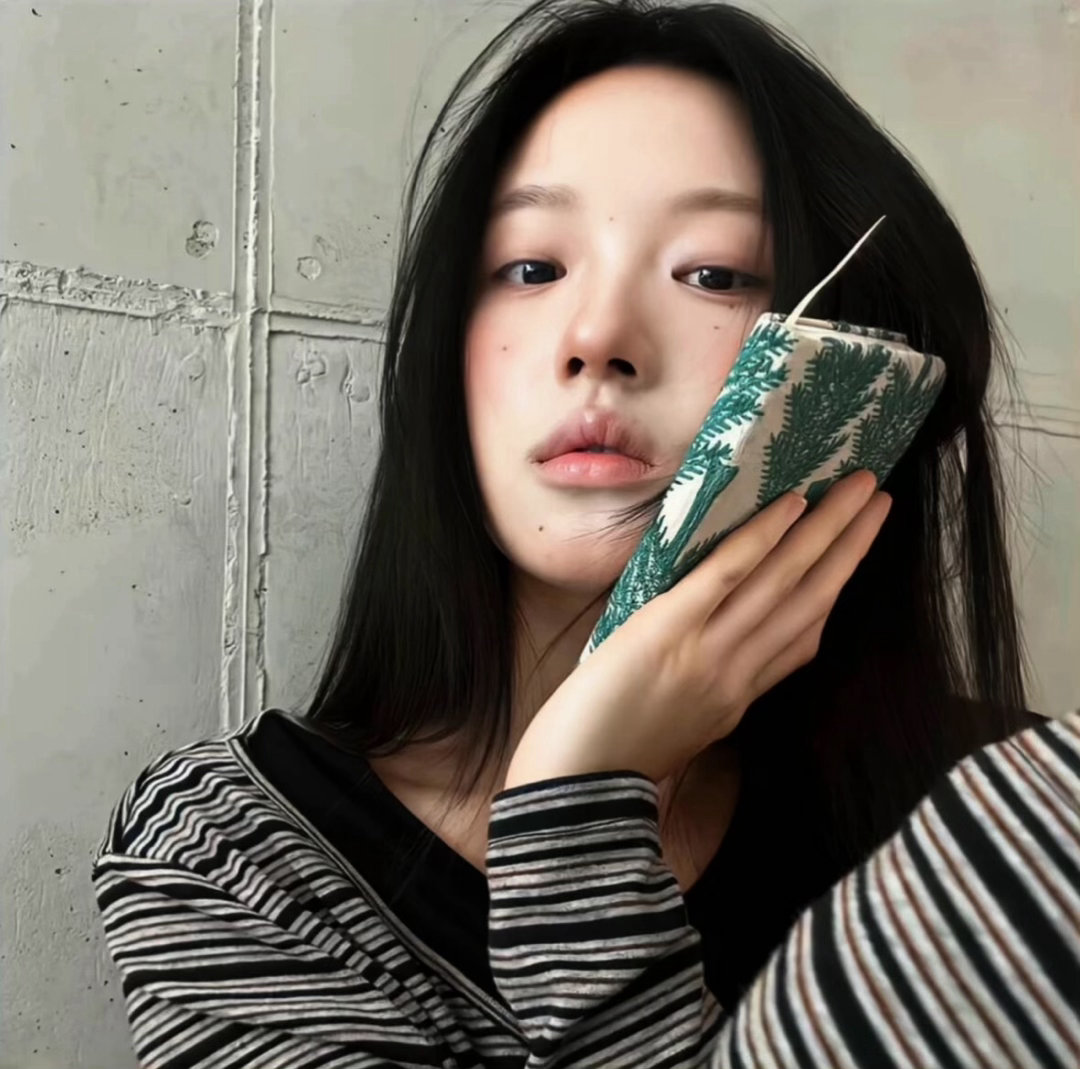 这些年你就像野草一样坚强的给自己做避风港 看似自由 其实无依无靠 没有人给你撑腰