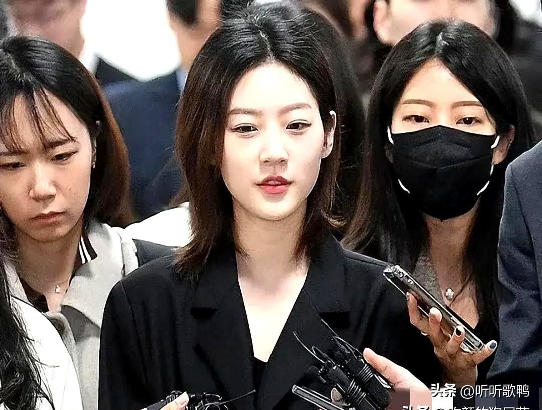 当年金赛纶一张贴脸合照引爆全网，评论区几乎一边倒地骂她“蹭热度”。

可如今回头
