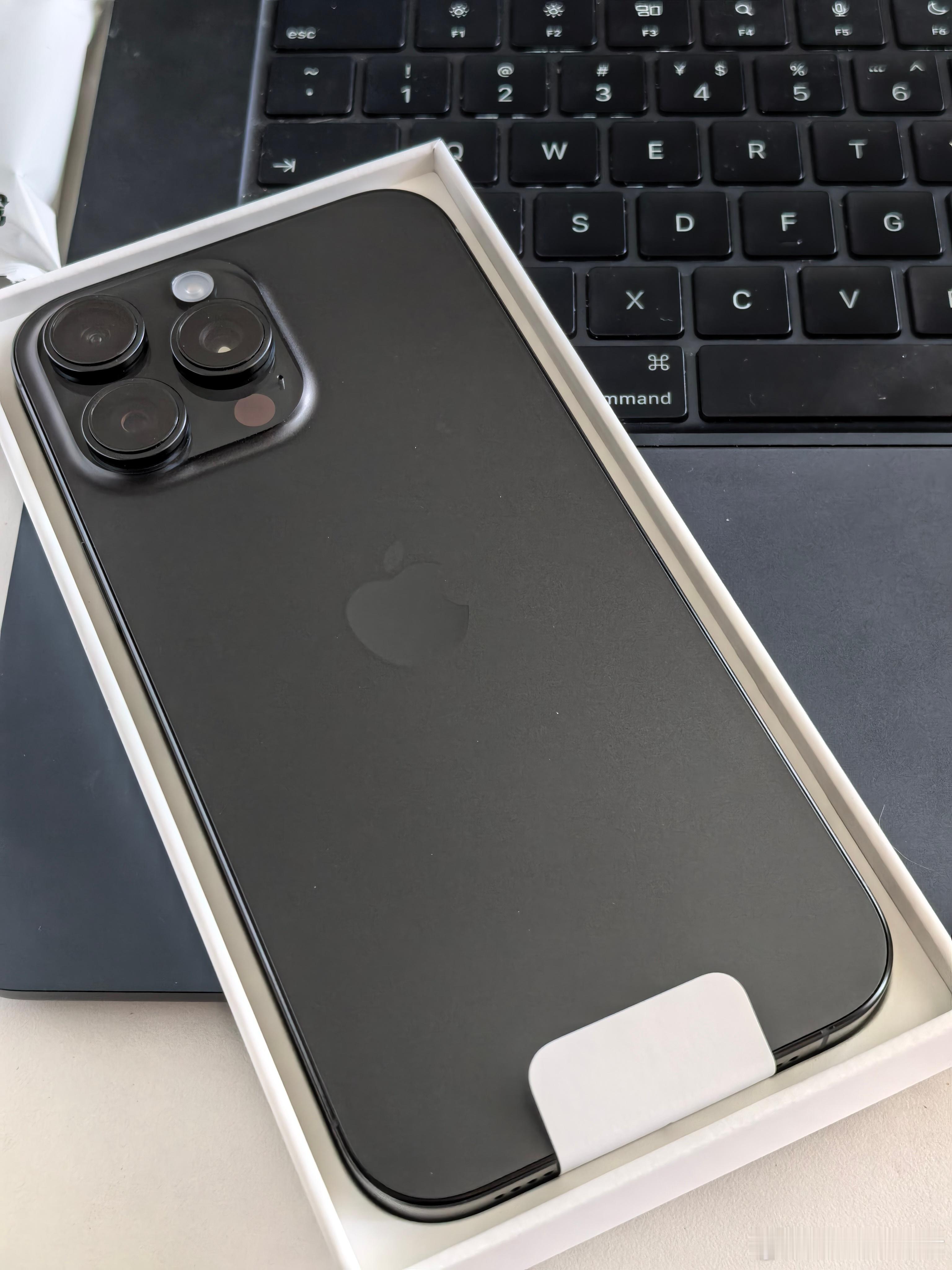 纠结了几天，还是决定先换回iPhone了[允悲][允悲]还是iOS更顺手ipho