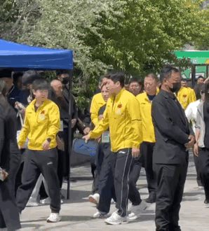 这些孩子，让人一看为了备战多哈比赛，累的两只腿都硬了……他们为了5月17号世哈赛