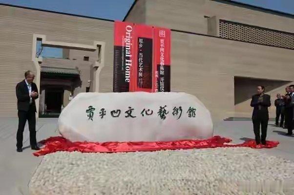 我是真的忍不住要笑出声来。
我是很想知道，老贾面对这个他是怎么忍住不笑的。
还有