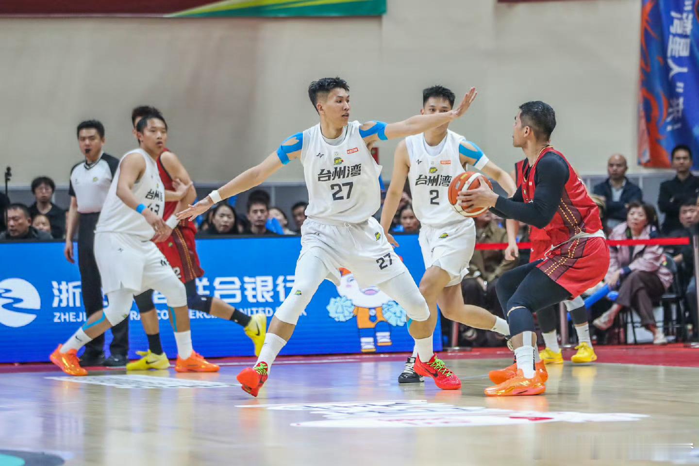 台州湾星人赛场不言弃获热烈掌声不言弃即荣耀！台州湾星人赛场奋力拼搏，每一步都藏着