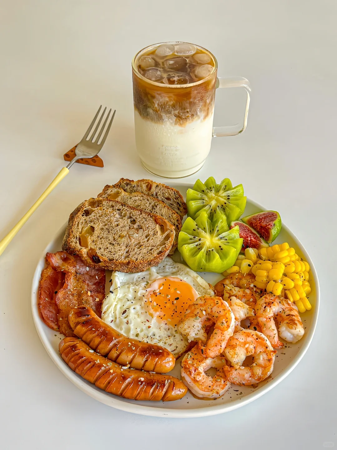 元气brunch🍽️烤肠虾仁培根拼盘🥓冰拿铁🥛