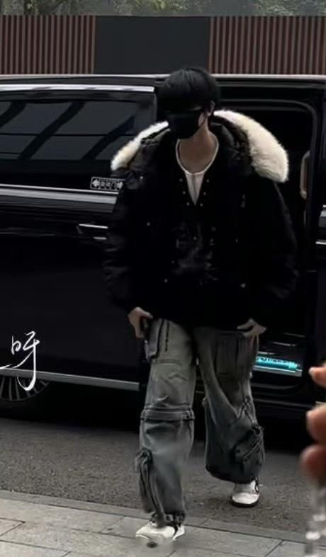 张桂源的鞋 张桂源的两只鞋都是左脚，不难受吗弟弟张桂源两只鞋都是左脚