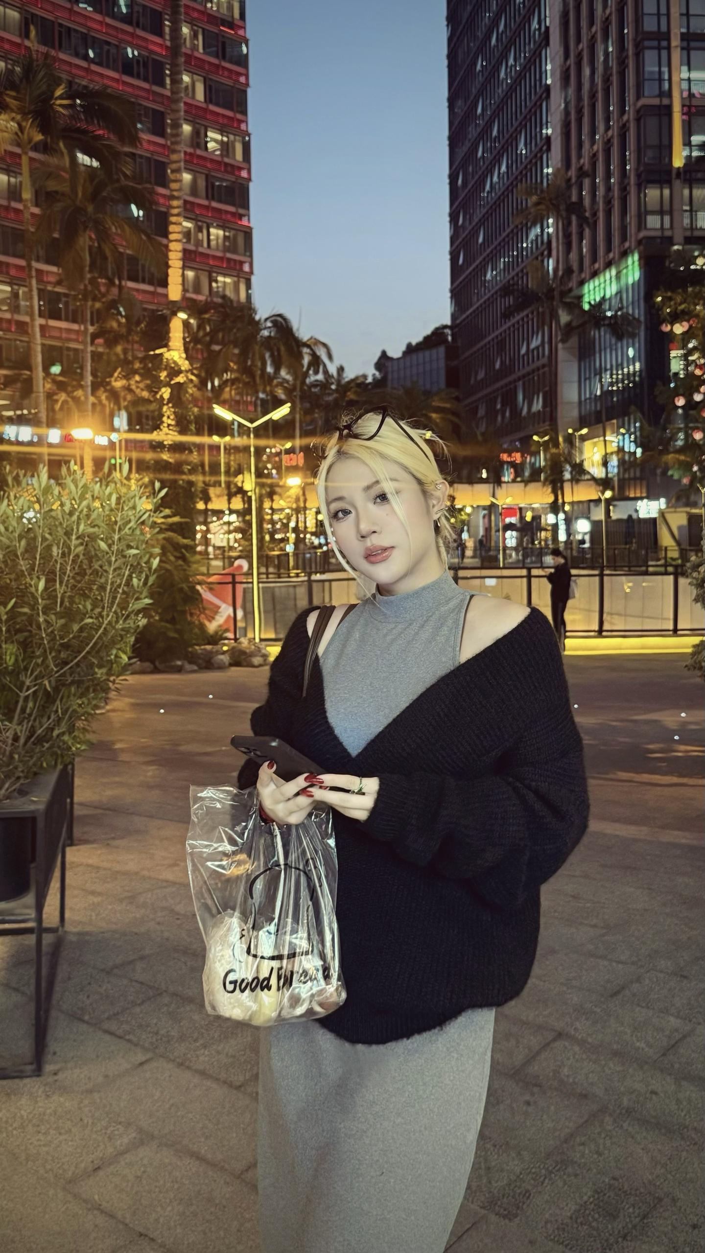 这个世界太坏了 我太普通了 但是我听到你肚子叫了 我带你去吃饭吧