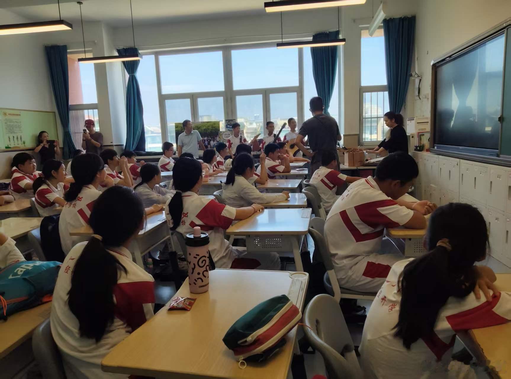 依依不舍 饱含深情 忍住眼泪不能掉下来。。。我们全班的最后一课，我和语文数学老师