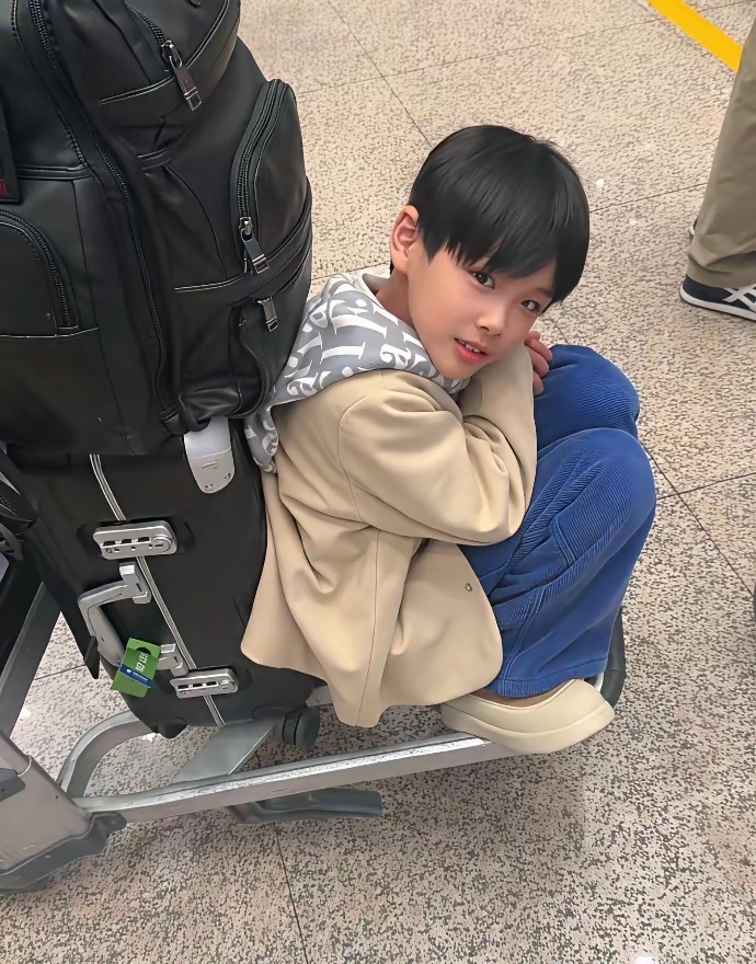 黄圣依小儿子颜值可以，也是继承妈妈了。 