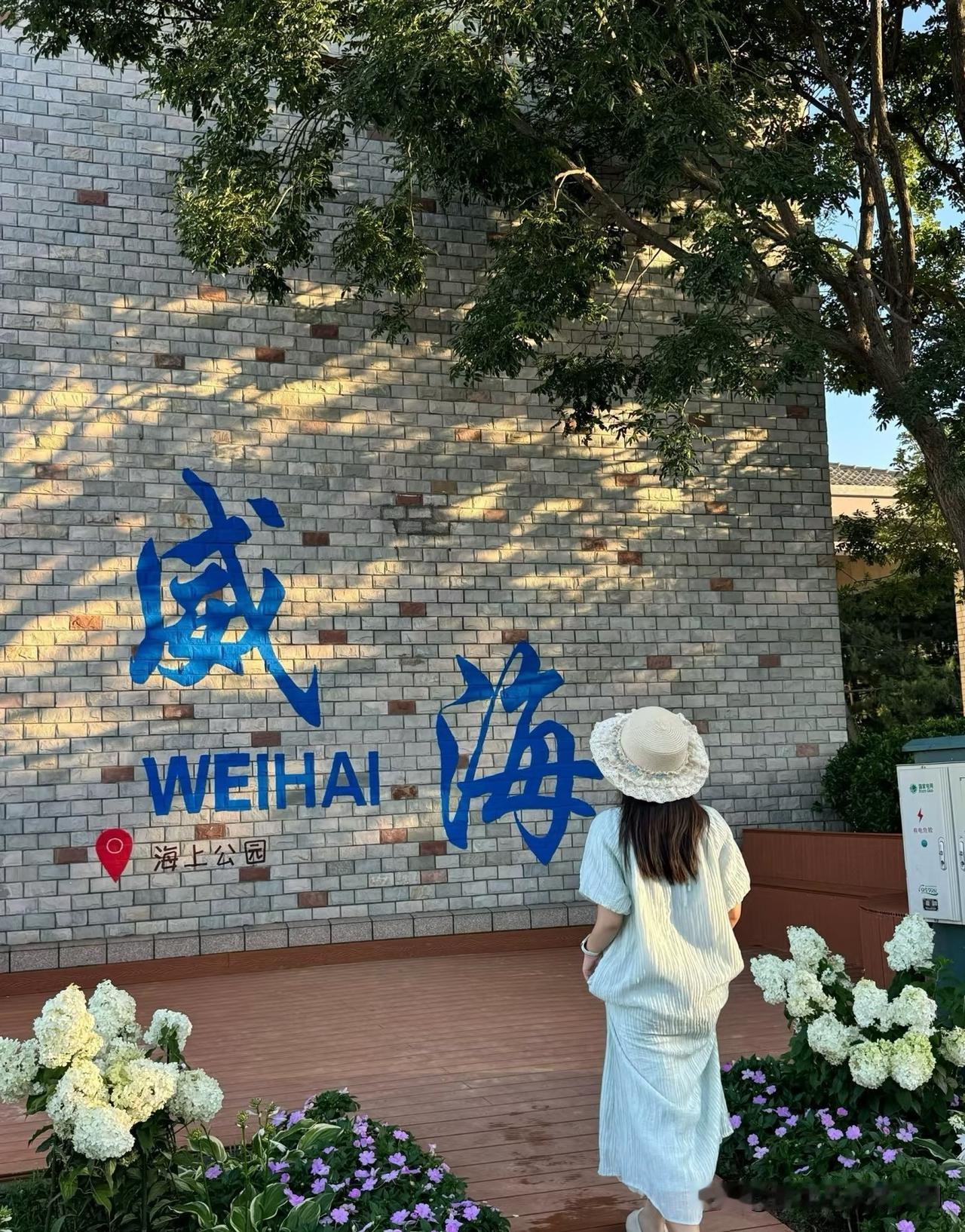 近日，山东一位24岁的银行女员工很是痛苦。

她的男友，考上了老家吉林某211大