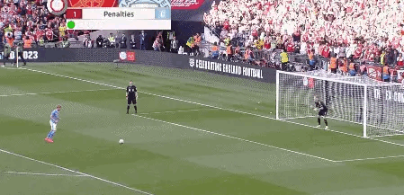 德布劳内的脚法真是绝了！可惜射中的是横梁，关键这不是像小罗那样训练中秀脚法，而是