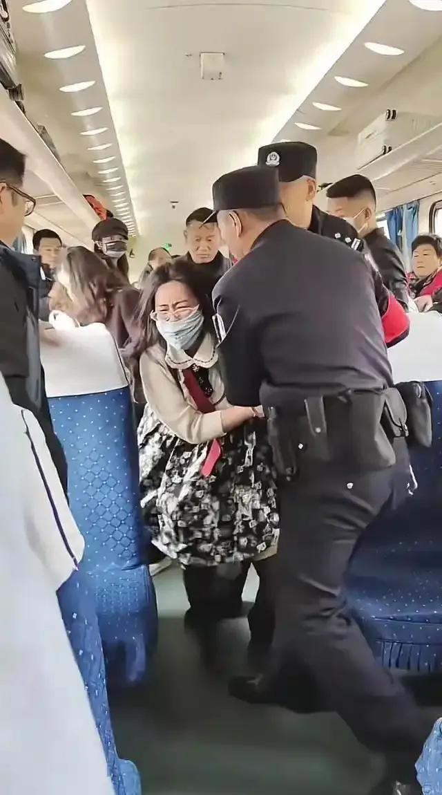 “这下舒服了！”南宁开往北京西的列车上，出了桩让全国都知道的尴尬事。一名持无座票