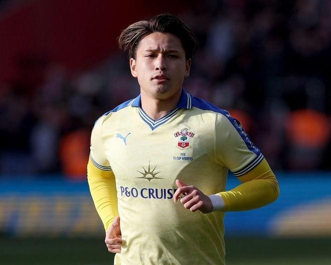 谈对阵曼城替补出场我本来以为会踢右边锋，但教练突然跟我说（改踢左后卫）。不过我当