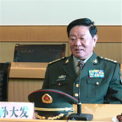 他曾任沈阳军区司令员李德生的秘书。45岁任第16集团军政治部主任、政委。54岁起