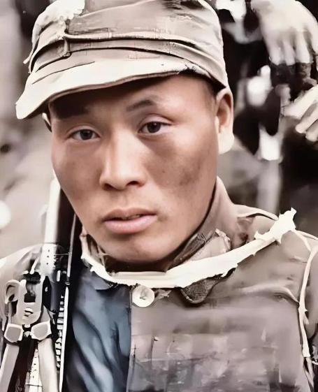 1945年，抗战快胜利了！机枪手曾岳峰为躲鬼子，专挑难走的山路爬。谁能想到，一抬