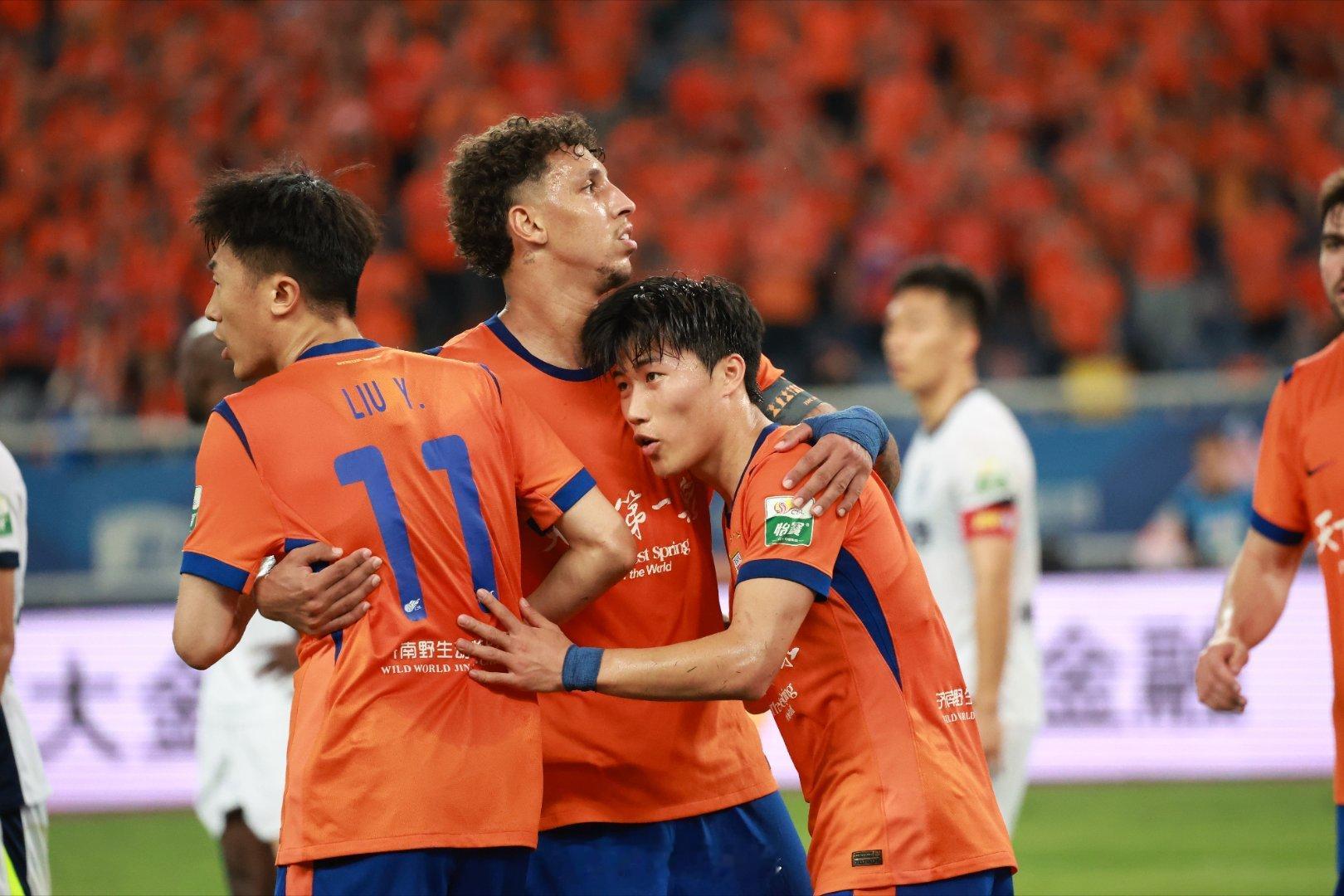 泰山3-3三镇。北边球门该拜拜了。中超联赛山东泰山