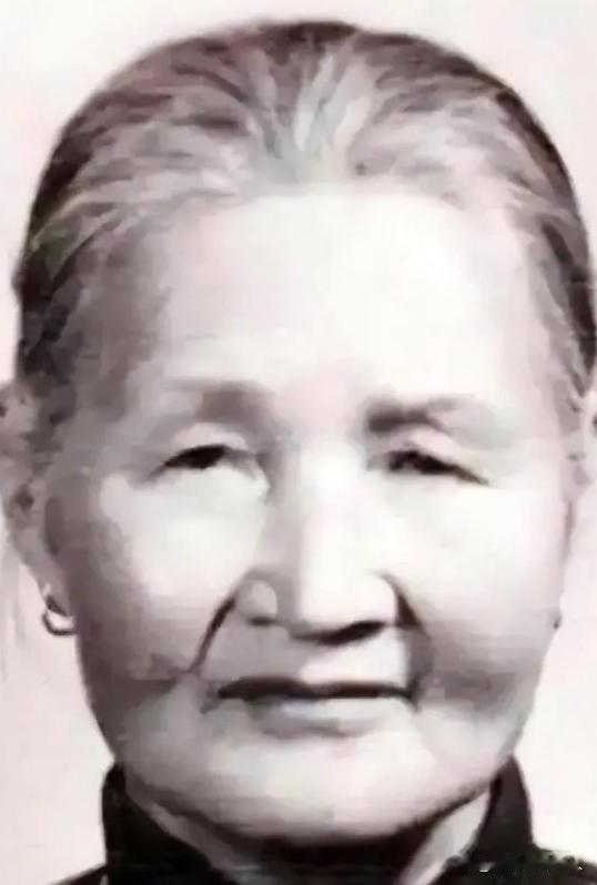 一个18岁的姑娘，眼看追兵一脚踹开了家门，她一咬牙，跳上炕，挨着那个满头是血、昏