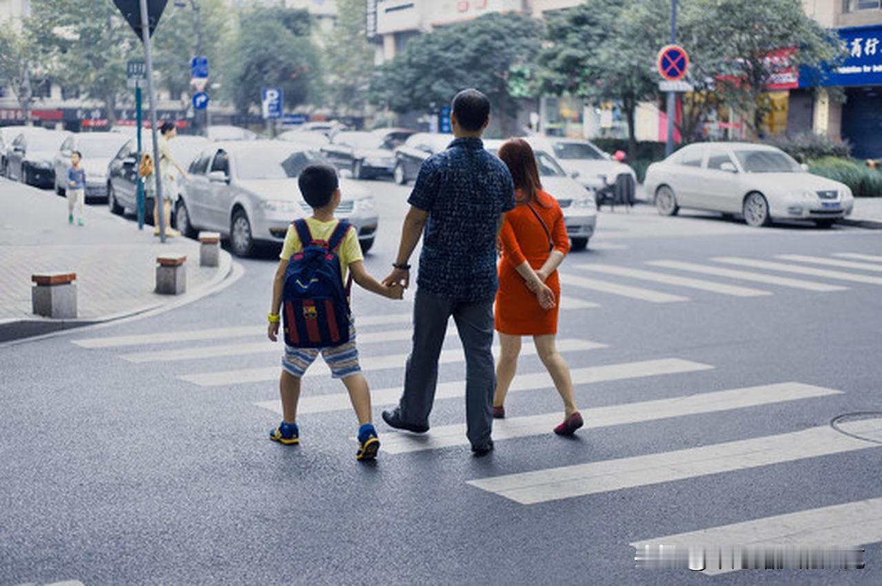 教育反思录（965）
学霸的家长忙着管孩子
学渣的家长忙着管老师
深以为然
一个
