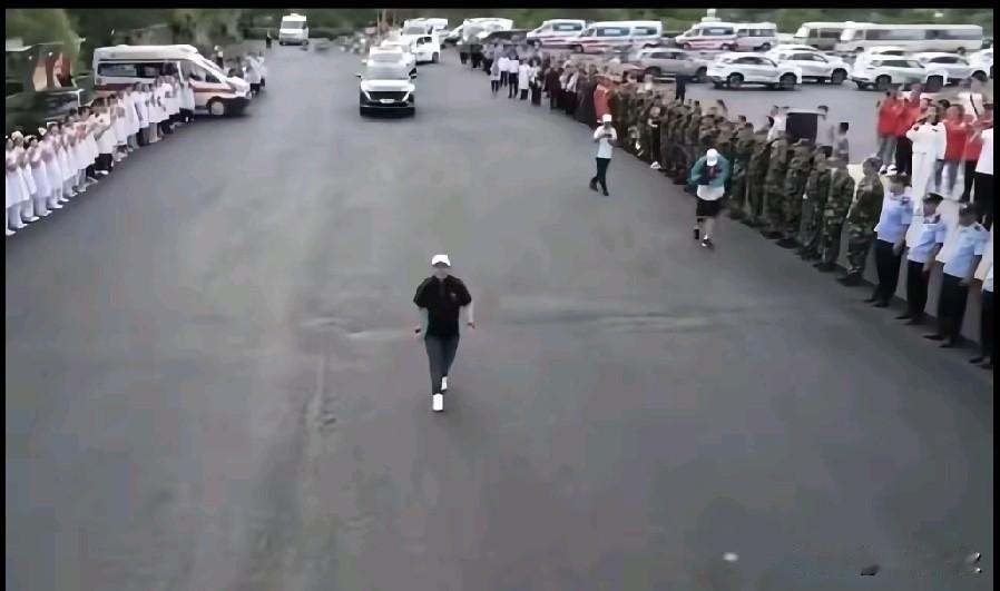 慈善之路任重而道远。向你说一声，你辛苦了韩红，向你致敬[赞]。