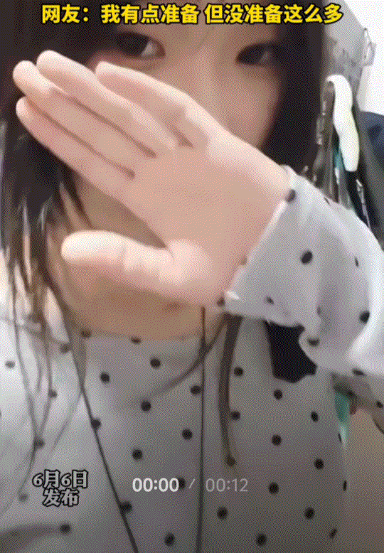 出乎预料了。一女子发视频晒自己的方型脸，但女子头发没掀起来时，怎么看怎么都像个瓜