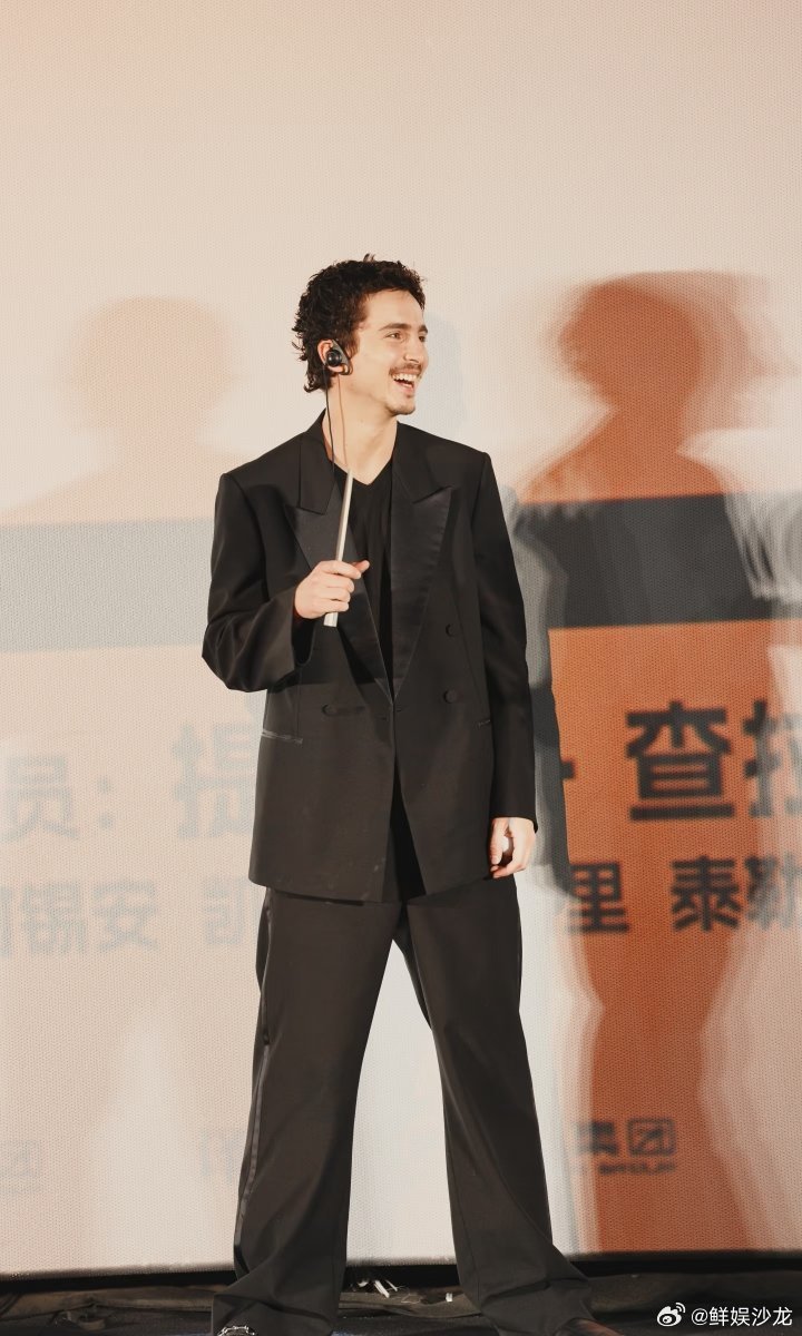 甜茶苦练买票发音上场就忘 台下用功、台上失忆，这不就是我们学外语的真实写照嘛 