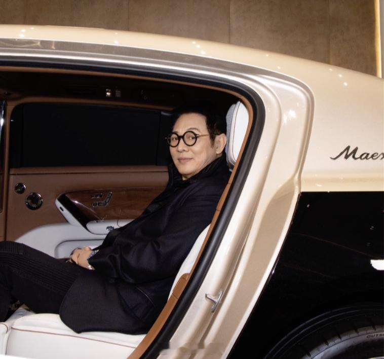 李连杰忍不住跟女儿秀尊界S800功夫巨星卸下光环，化身温柔老爸。零重力座椅的惬意