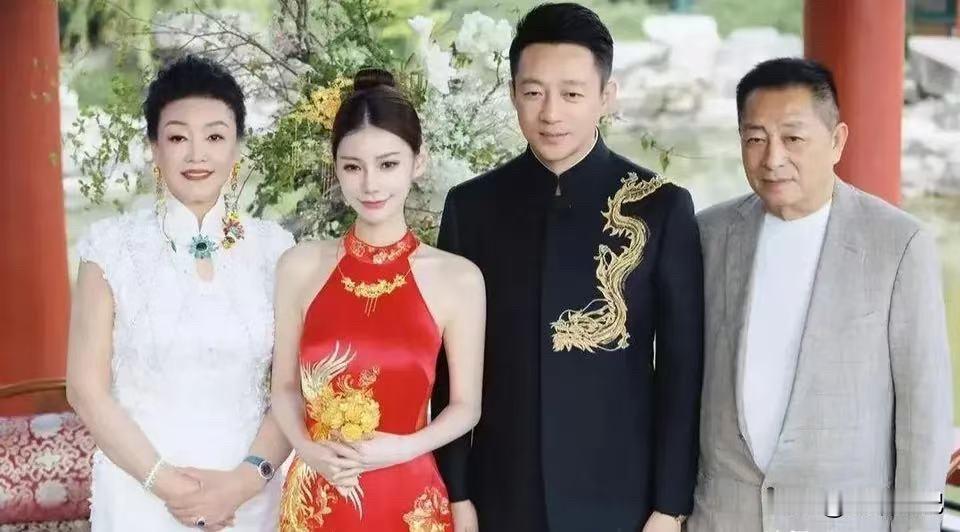 汪小菲二婚直接刷新娱乐圈烧钱天花板！

今天北京郡王府四合院被包得密不透风，光场