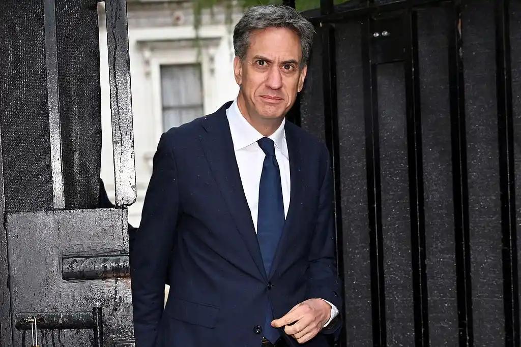 最铁的盟友也翻脸了！
重拳制裁以色列，英国睡醒了？
我连夜查了资料，发现事情没那