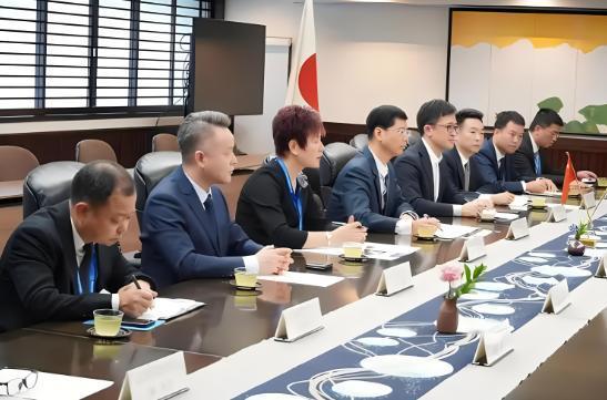 8月27日，日本国会代表团时隔多年访华，外界以为“破冰”，实际却是“交锋”。日方