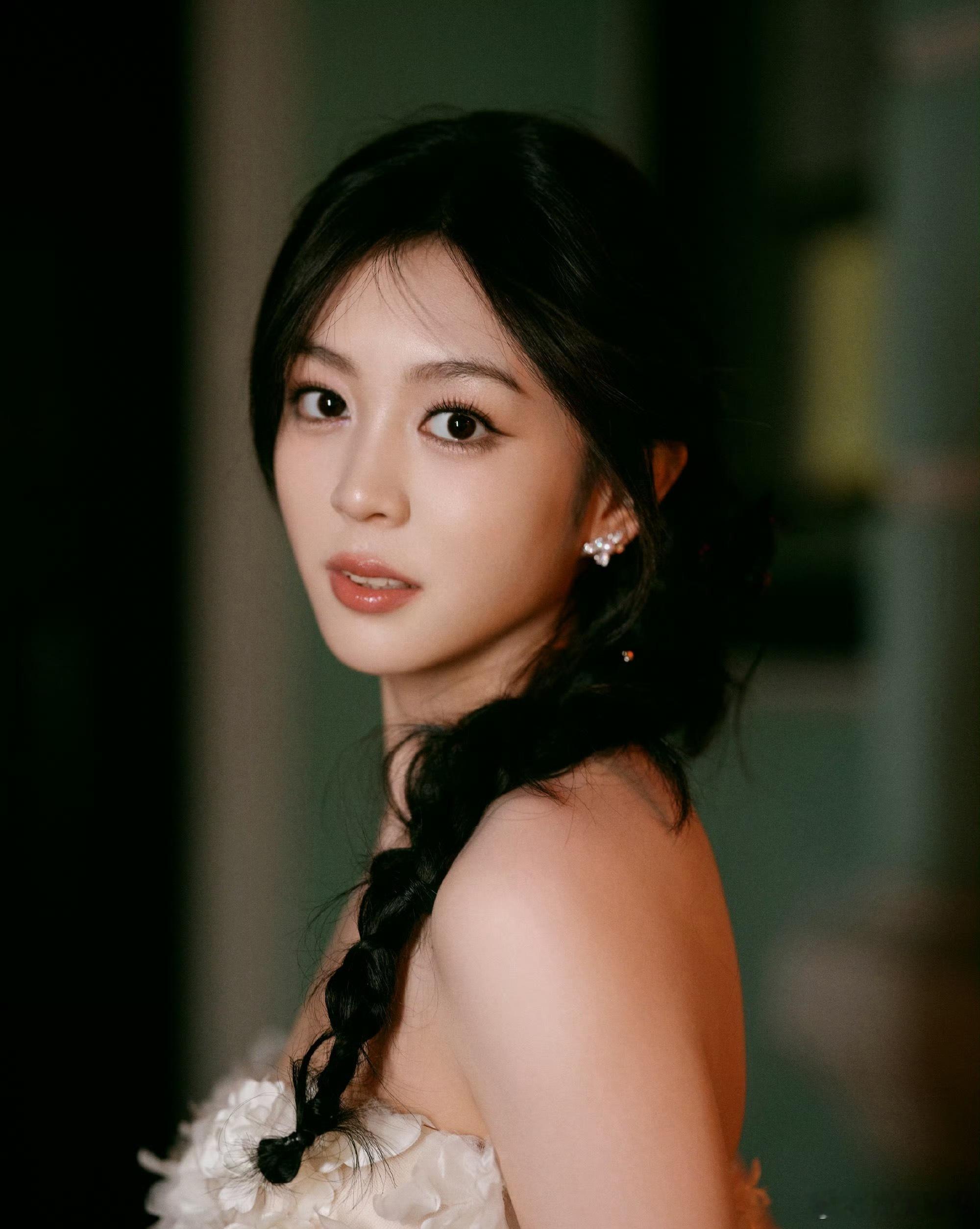 郜思雯尖叫之夜出图🈶，喜君你好美，这不得把卢凌风迷死啊！ 