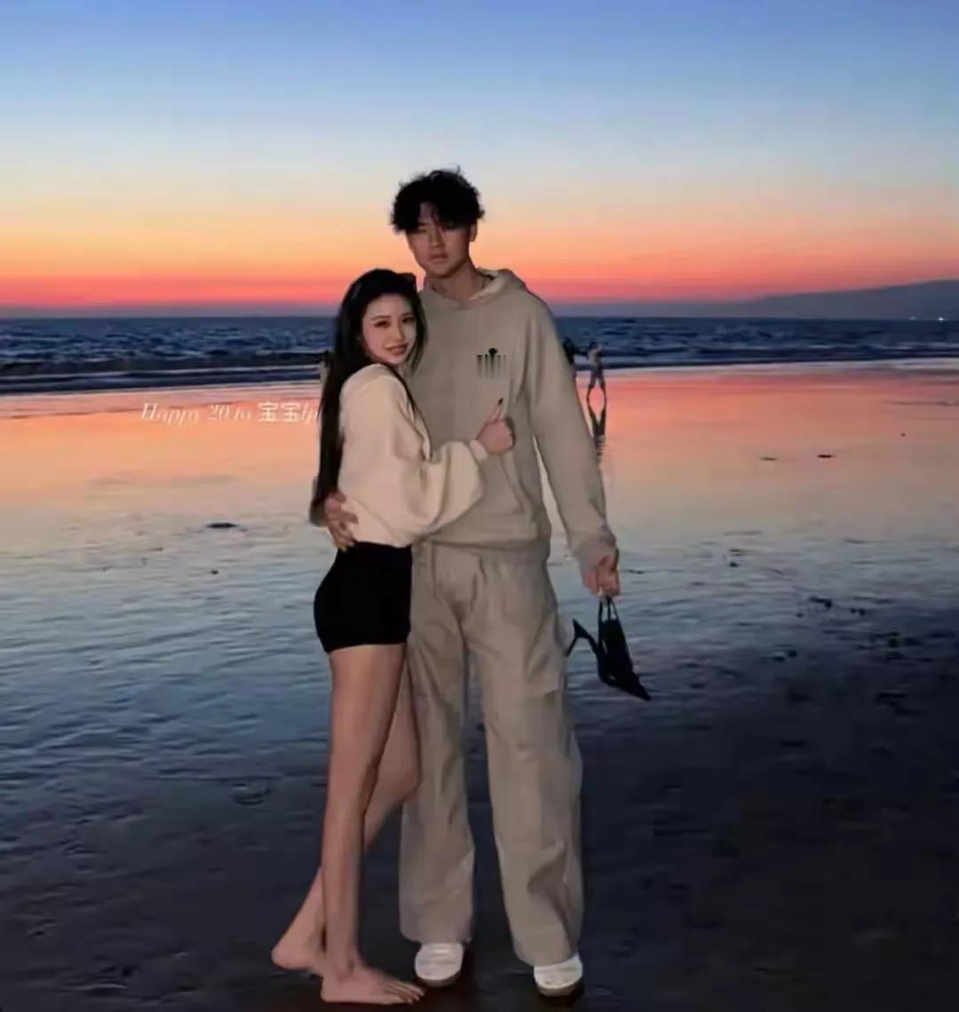 汪峰的女儿，小苹果谈恋爱了，对象长得又高又帅。
小苹果从小美到大，章子怡对她也是