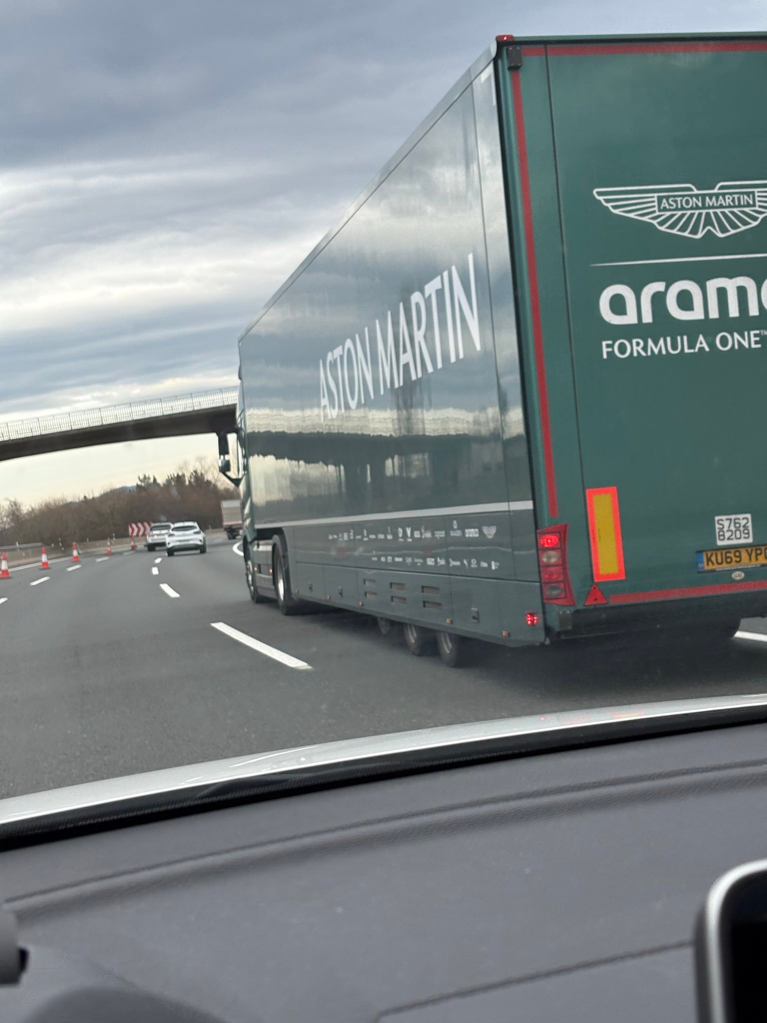 国外网友拍摄到阿斯顿马丁车队和哈斯车队的卡车正陆续前往西班牙🇪🇸加泰罗尼亚赛