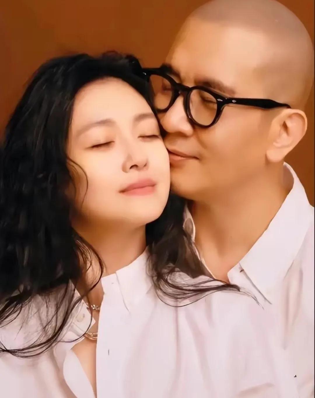 看了大S和具俊晔的这张合影
第一次觉得他俩是那么的般
两人穿着白色衬衫
情侣范十
