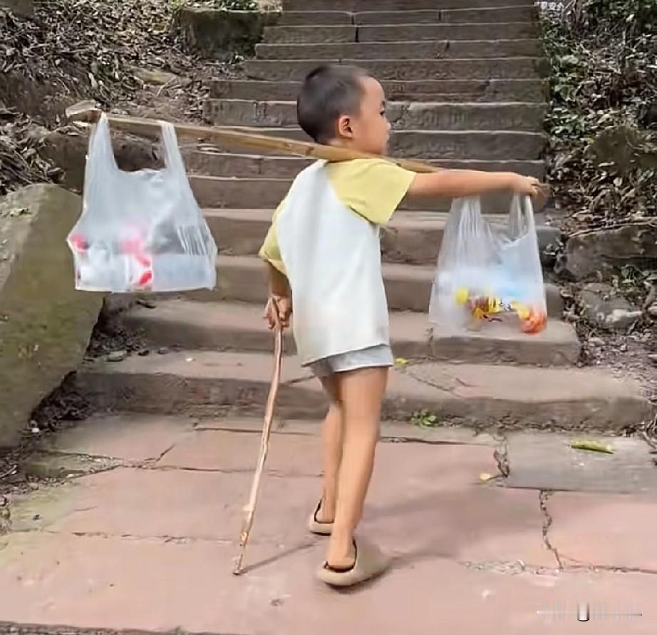 都说穷人家的孩子早当家，一位桂女士国庆在登齐云山的时候，偶遇到一位6岁的孩子，挑