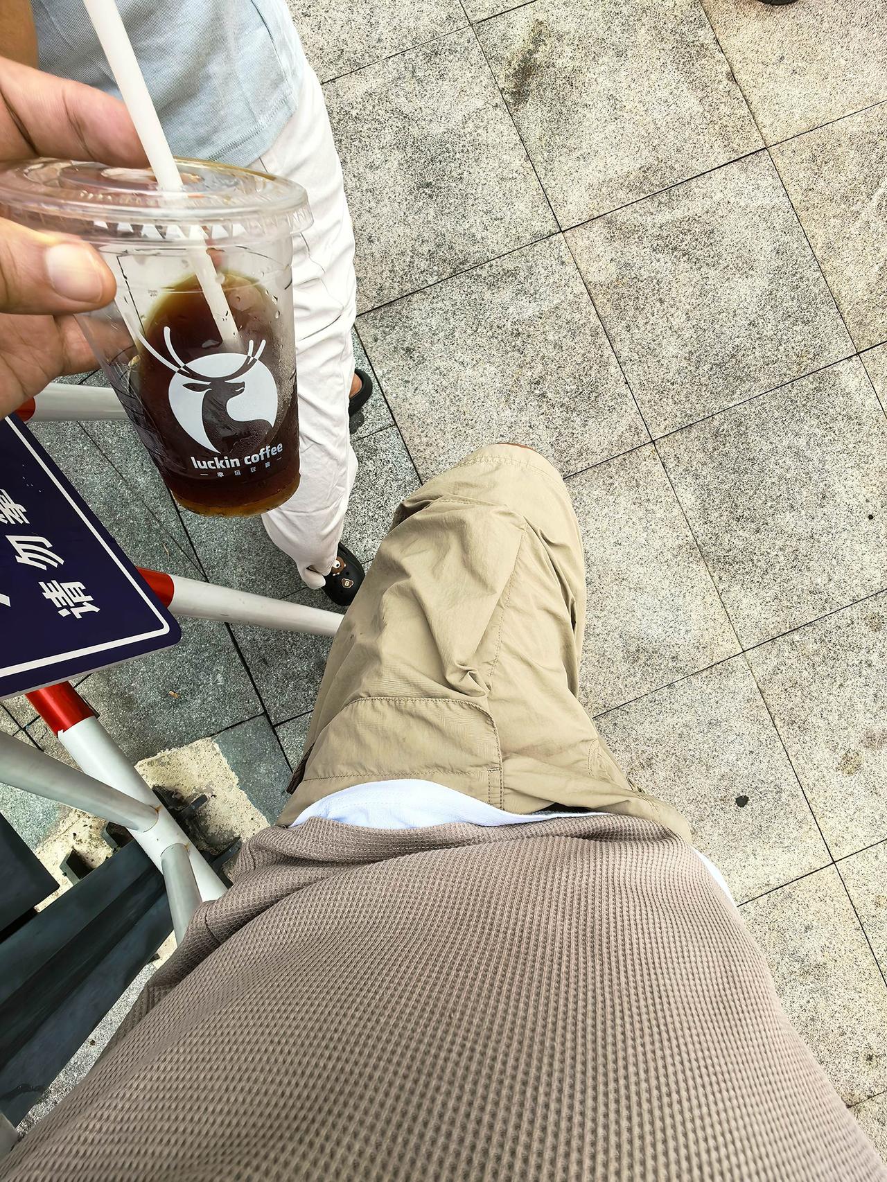 茶是越喝越淡，咖啡是越喝越水，在薄情的世界活出深情才是本事。